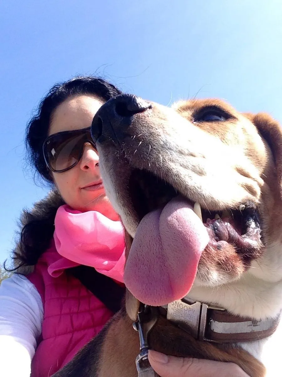 Beatrix Fodor-Kovács mit ihrem Beagle Snoopy